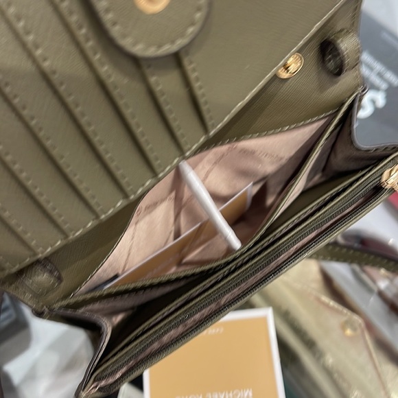 MICHAEL KORS
Jet Set Travel Medium Logo Smartphone Leather Crossbody
OLIVE
NWT - Picture 6 of 16